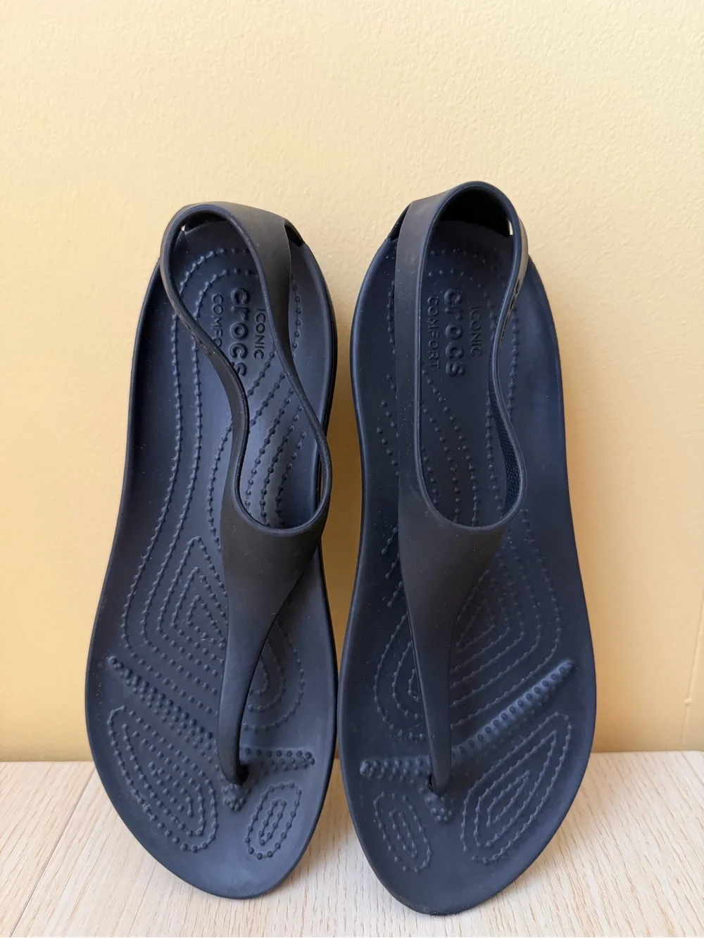 Crocs Serena Sexi Flip Flop Strap Sandals Women's Size 7 Black Open Toe Good